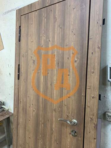 металлическая входная дверь с гладкой МДФ панелью