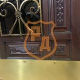 дверь с элементами ковки и отбойником